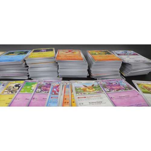 2218 - A very large collection of over 1000 Pokemon cards mixed holo, unholo including reverse holos