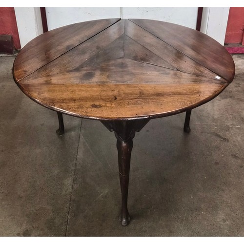 109 - A George II oak circular drop-leaf centre table