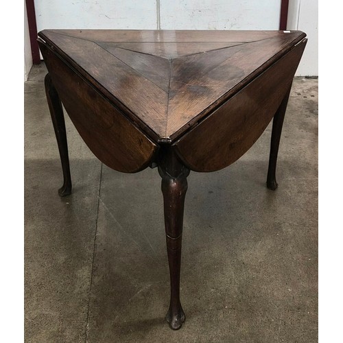 109 - A George II oak circular drop-leaf centre table