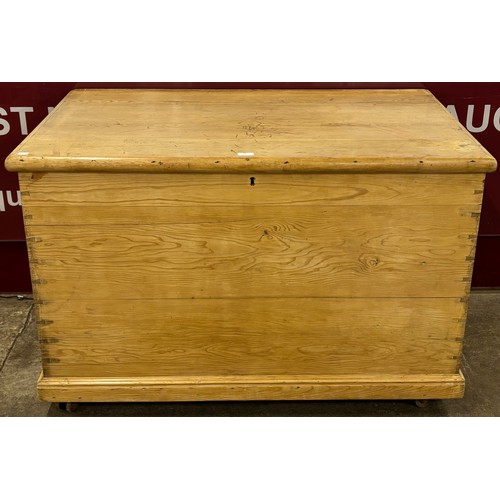 80 - A large Victorian waxed pine blanket box