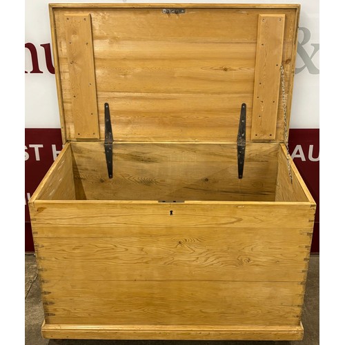 80 - A large Victorian waxed pine blanket box