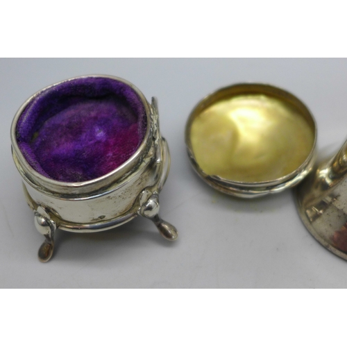 7278 - A silver pepper, silver trinket box, both a/f, and a silver mustard spoon, 60g total