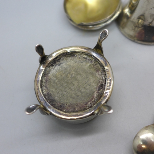 7278 - A silver pepper, silver trinket box, both a/f, and a silver mustard spoon, 60g total