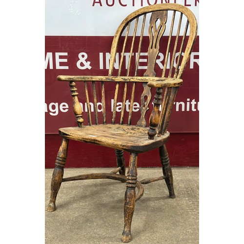 92 - A Victorian elm Windsor chair