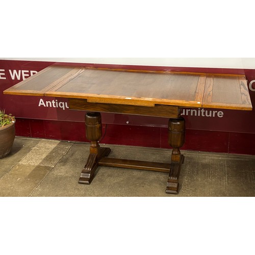 188 - An early 20th Century oak draw-leaf table