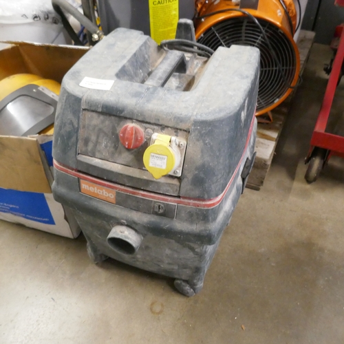A Switzer 76 litre sand blaster, portable industrial pressure vessel, a ...