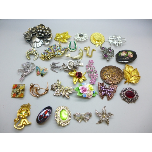 7136 - Approximately thirty costume brooches