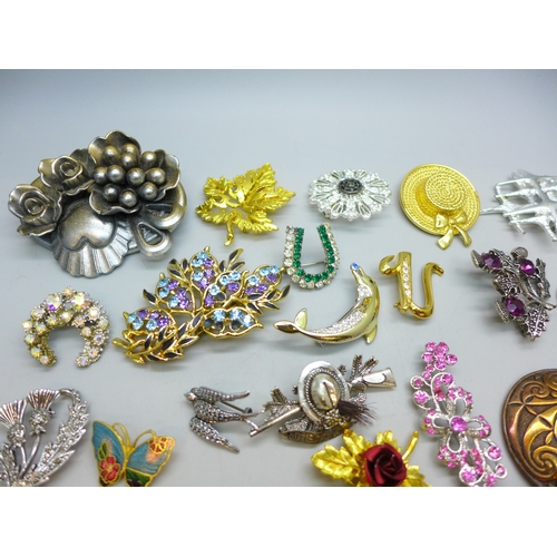 7136 - Approximately thirty costume brooches