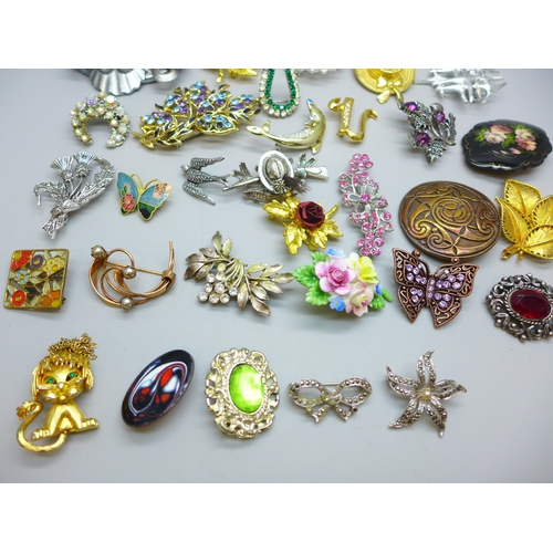 7136 - Approximately thirty costume brooches