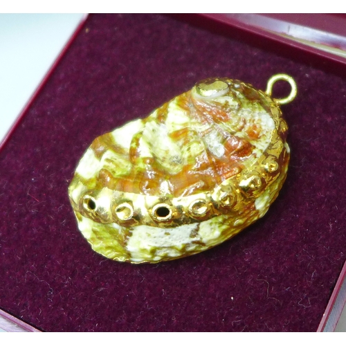 7138 - A collection of costume jewellery, a silver ying and yang jewellery set, cameos, watches, etc.