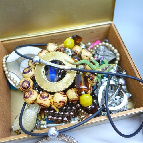 7140 - A collection of wristwatches and costume jewellery