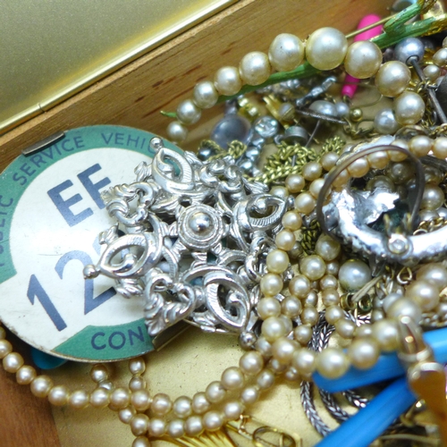7140 - A collection of wristwatches and costume jewellery