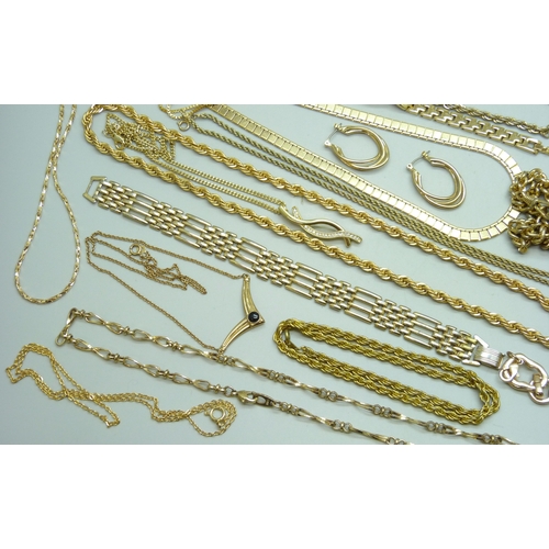 7132 - A collection of gold tone costume jewellery