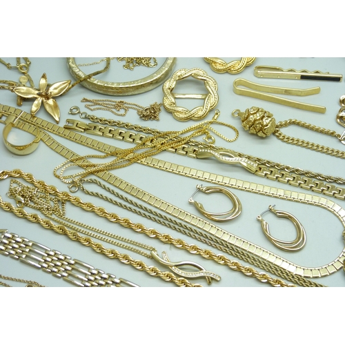 7132 - A collection of gold tone costume jewellery