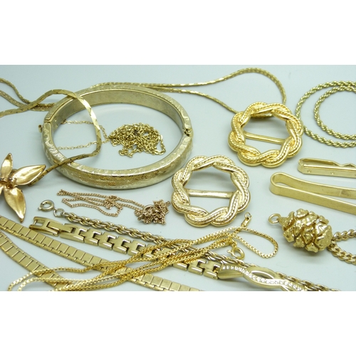 7132 - A collection of gold tone costume jewellery