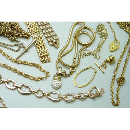 7132 - A collection of gold tone costume jewellery