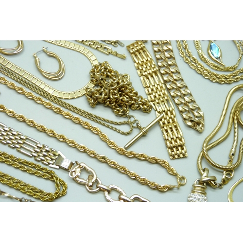 7132 - A collection of gold tone costume jewellery