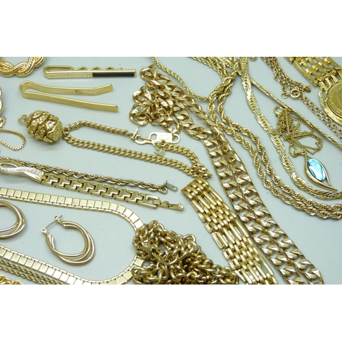 7132 - A collection of gold tone costume jewellery