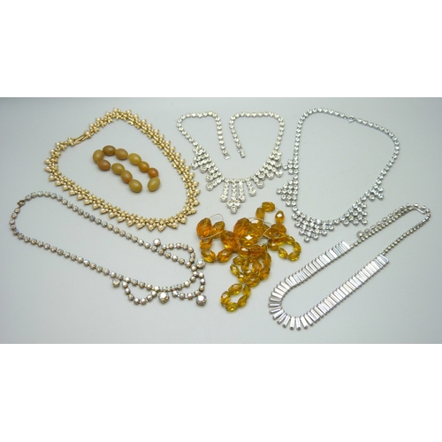 7133 - A collection of vintage necklaces and a bracelet, including a necklace that requires re-stringing