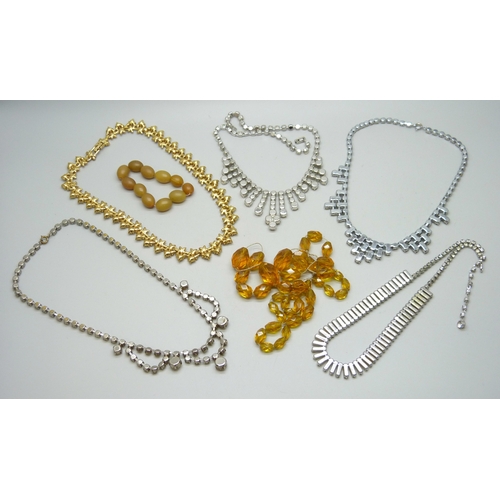 7133 - A collection of vintage necklaces and a bracelet, including a necklace that requires re-stringing