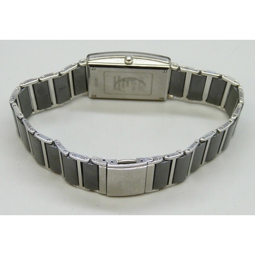 7146 - A Rado Diastar Titanium wristwatch with black dial and date aperture, 28mm including crown