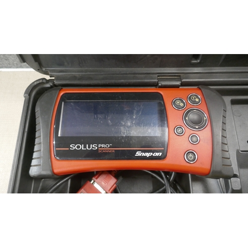 5010 - A Snap-on Solus Pro scanner with user documentation CD and 32 digital keys