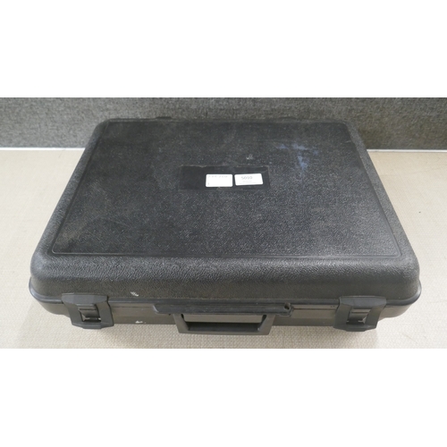 5010 - A Snap-on Solus Pro scanner with user documentation CD and 32 digital keys