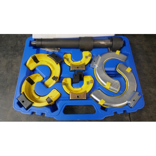 5033 - A Vevor Strut spring compressor - in a case - unused
