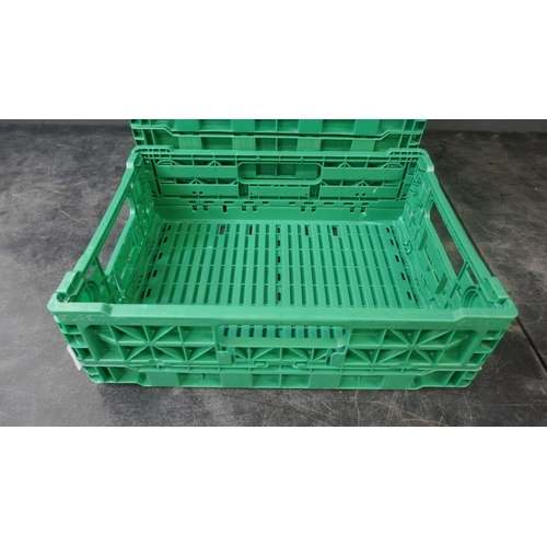5042 - 10 green plastic stacking crates