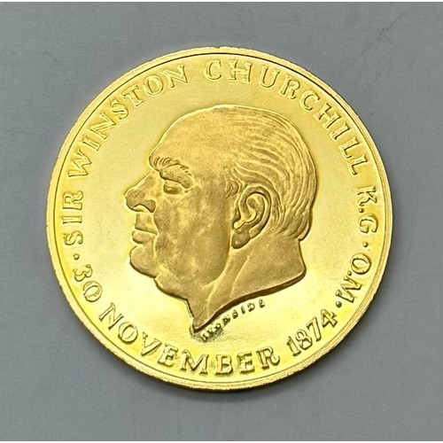 7169A - An 18ct gold Winston Churchill commemorative coin, hallmarked to edge, 17g