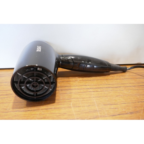 6007 - A Yashe hair dryer and a quantity of Harry Potter hair brushes (516662474-31) *This lot is subject t... 
