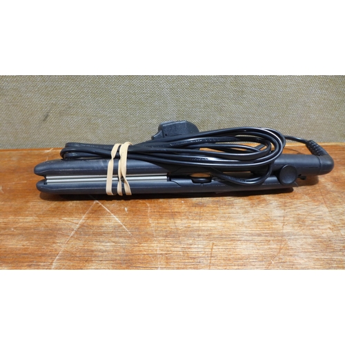 6174 - A Remington Flexibrush steam styler, Remington hair straighteners and a Vikicon electric hair brush ... 