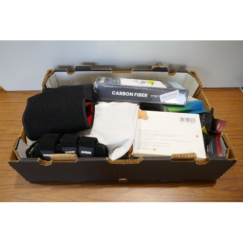 6121 - A box of medical supports/straps (516662385-36) *This lot is subject to VAT