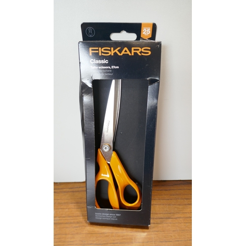 6126 - A box of miscellaneous items to include undercoating gun, face masks, Fiskars scissors, etc. (516662... 