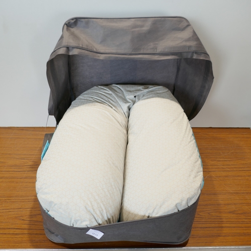 6142 - A Simba body pillow