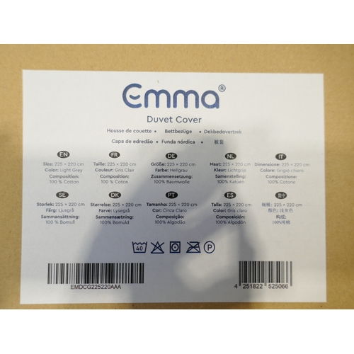 6144 - An Emma king size duvet cover, fitted sheet in grey and 2 white pillow cases