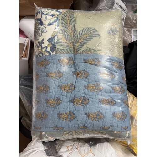6128 - A pallet of mixed furnishings to include bed linen, cuyrtains, blankets, etc. (516662401-66) *This l... 