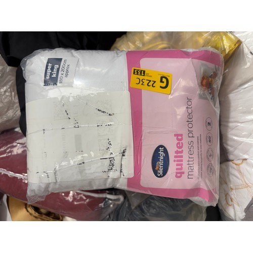 6128 - A pallet of mixed furnishings to include bed linen, cuyrtains, blankets, etc. (516662401-66) *This l... 