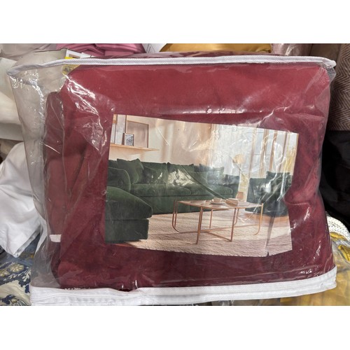 6128 - A pallet of mixed furnishings to include bed linen, cuyrtains, blankets, etc. (516662401-66) *This l... 