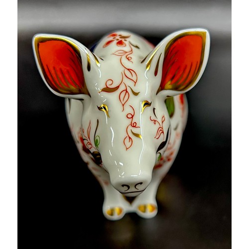 工芸品  Crown Derby Sitting Pig A Royal Crown Derby Sitting Pig paperweight, gold stopper, boxed