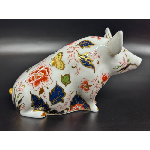 工芸品  Crown Derby Sitting Pig A Royal Crown Derby Sitting Pig paperweight, gold stopper, boxed