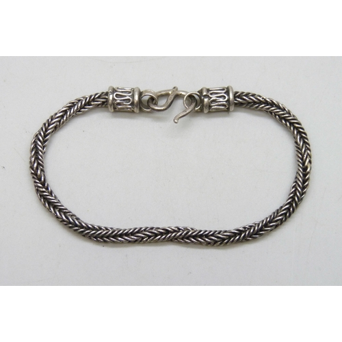 7099 - A silver bracelet, 16g, 19cm
