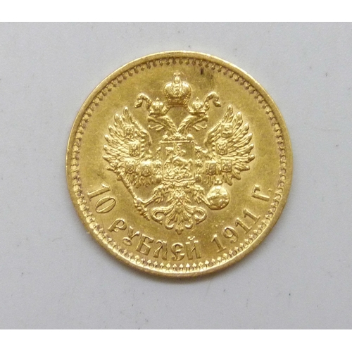 7243 - A Nicholas II 1911 Russian 10 roubles coin, 21ct gold, 8.6g