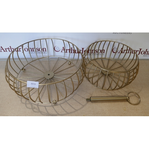 Lot 6016      