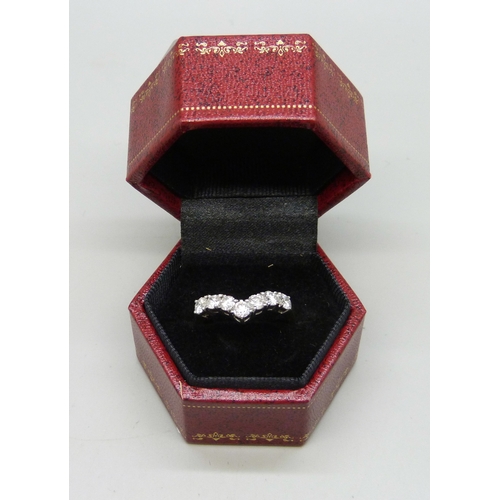 7284 - An 18ct gold seven stone diamond chevron/wishbone ring, total diamond weight 1.00 carat (stamp insid... 