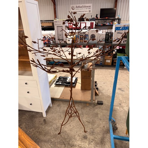 3039 - A rustic effect garden decoration in the form of a tree