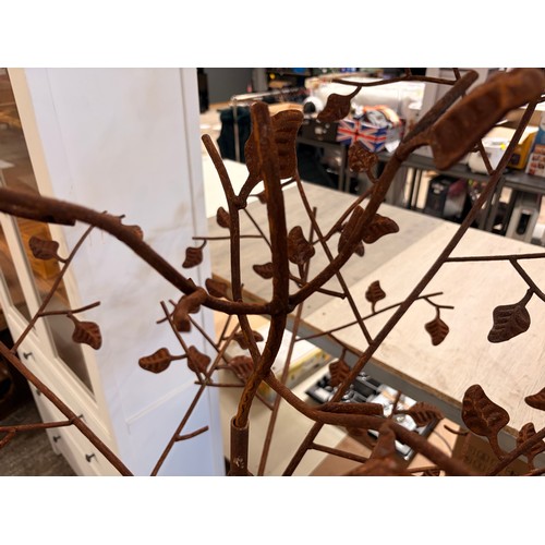 3039 - A rustic effect garden decoration in the form of a tree