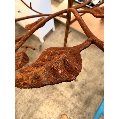 3039 - A rustic effect garden decoration in the form of a tree