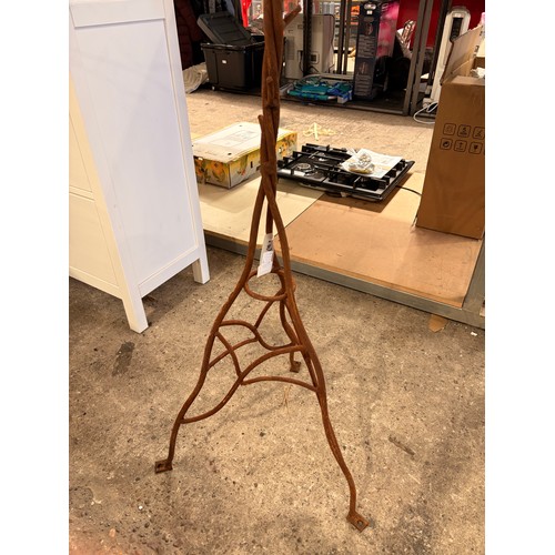 3039 - A rustic effect garden decoration in the form of a tree