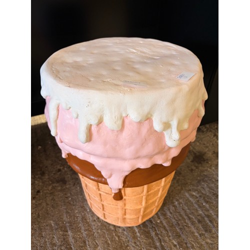 3080D - A stool/table in the form of an ice cream